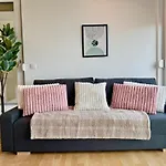 شقة Modern With Balcony Near Scs نيودورف