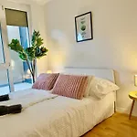 Modern With Balcony Near Scs نيودورف