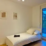Modern With Balcony Near Scs نيودورف