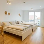Modern With Balcony Near Scs شقة نيودورف
