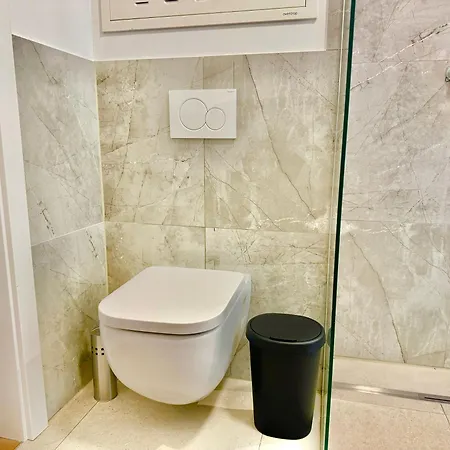 Modern With Balcony Near Scs דירה *