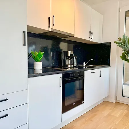 Modern With Balcony Near Scs דירה *