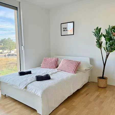 Modern With Balcony Near Scs דירה *