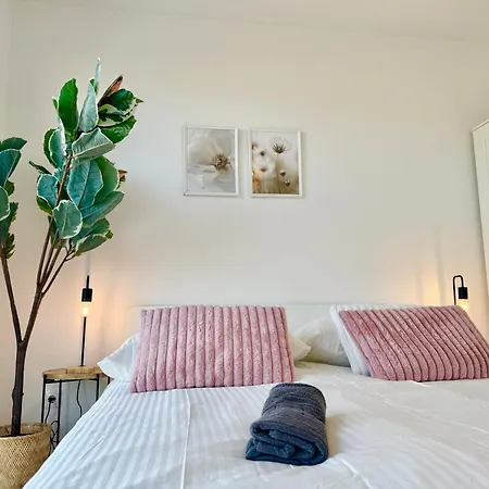 Modern With Balcony Near Scs דירה וינר ניודורף