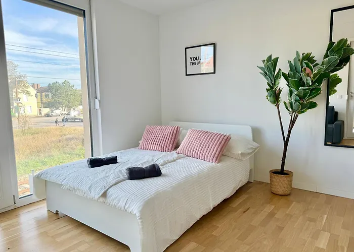 Modern With Balcony Near Scs דירה *