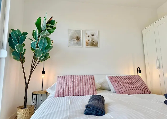 Modern With Balcony Near Scs דירה וינר ניודורף