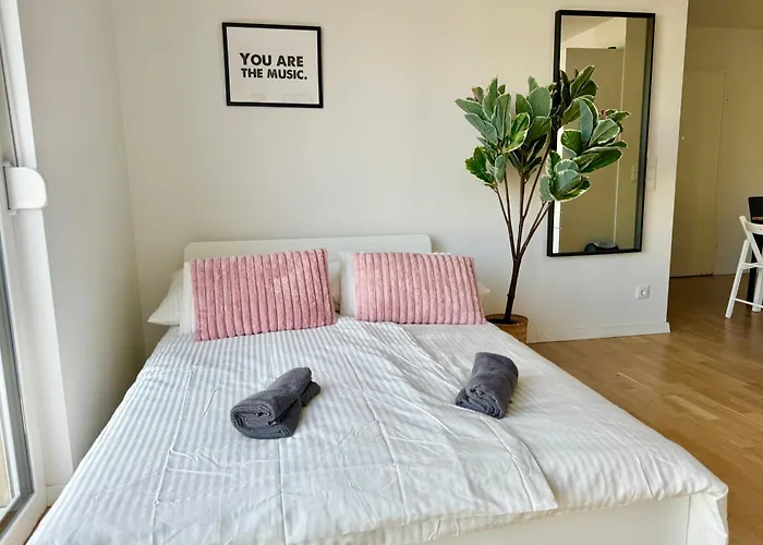 Modern With Balcony Near Scs