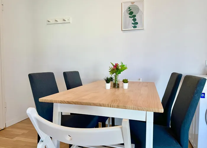 דירה Modern With Balcony Near Scs