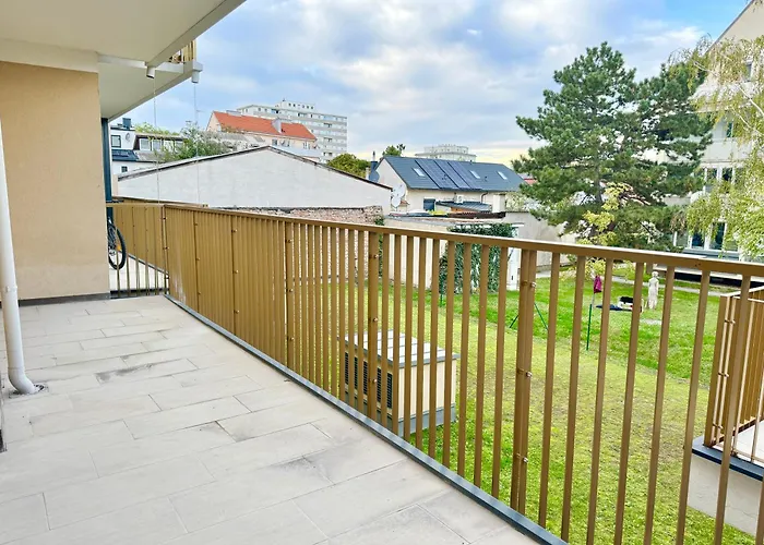 Modern With Balcony Near Scs דירה