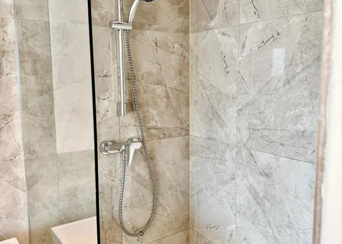 Modern With Balcony Near Scs דירה *