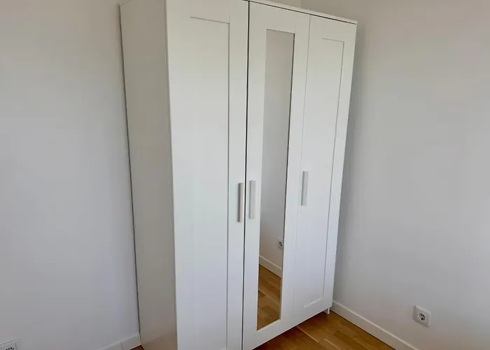 Modern With Balcony Near Scs דירה *