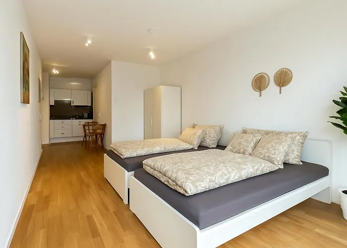 Modern With Balcony Near Scs וינר ניודורף