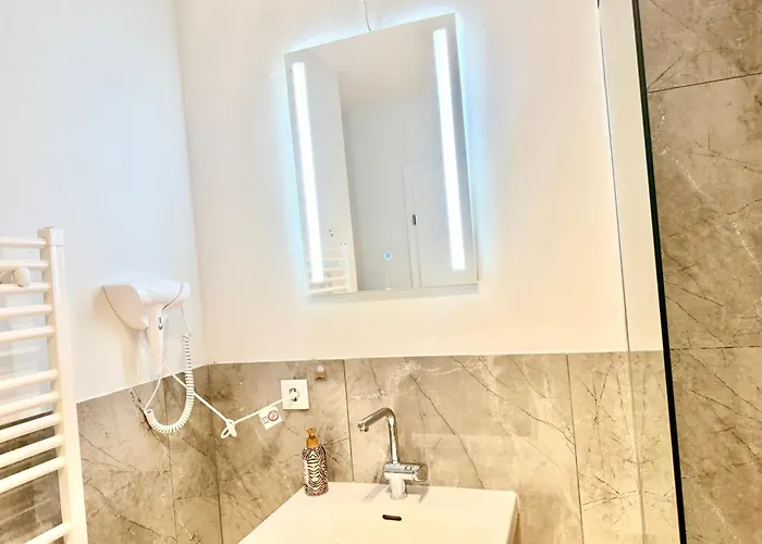 Modern With Balcony Near Scs * וינר ניודורף