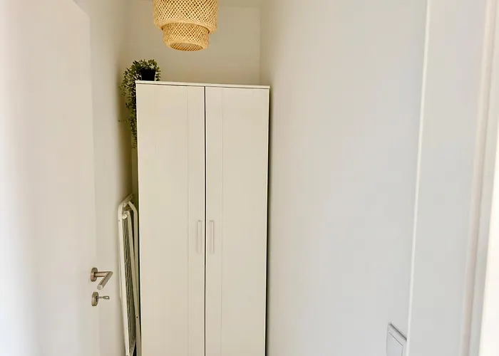 דירה Modern With Balcony Near Scs